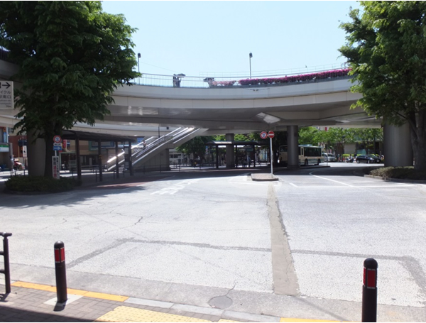 大泉学園駅南口駅前ロータリー 改札を出て１階に下りるとロータリーになっています。 ここから中央線吉祥寺駅行などのバスが多数出ています。